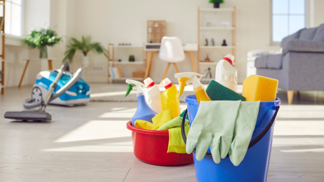 Popular nas redes, mistura de produtos de limpeza causa danos respiratórios e à pele; saiba como evitar