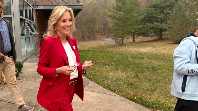 Jill Biden de vermelho para votar. E surgiram 'teorias' nas redes sociais