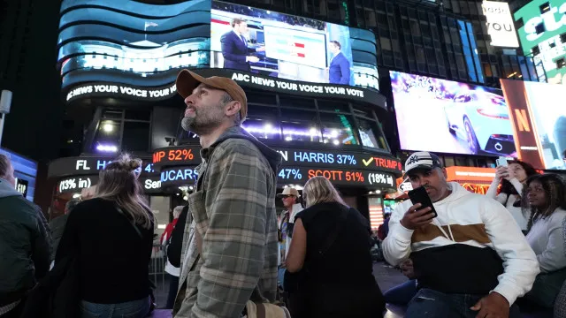 Times Square enche-se de eleitores ansiosos pelos resultados nos EUA