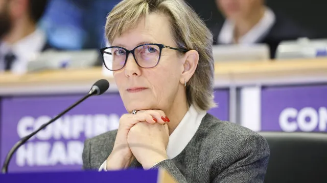 
                    Comissária portuguesa saúda 