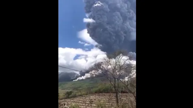 Vulcão na Indonésia entra em erupção pela segunda vez esta semana