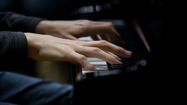 Jovem acusa pianista português de violação. Dezenas queixam-se de assédio