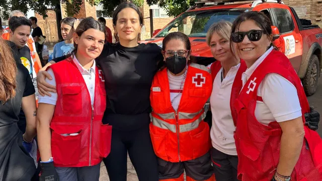 Rosalía junta-se à equipa de voluntários em Valência após cheias 