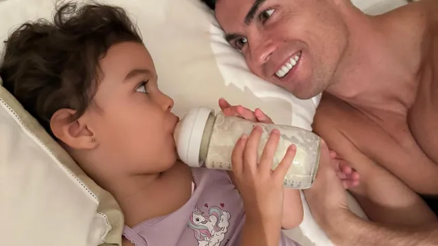 Pai babado! CR7 derretido com Bella Esmeralda