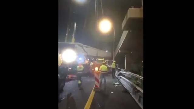 Camião bate em ponte pedonal e provoca queda da estrutura. Há 4 feridos