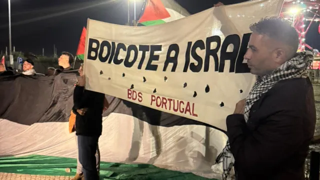 Dezenas protestam em Lisboa contra atracagem de navio que irá para Israel