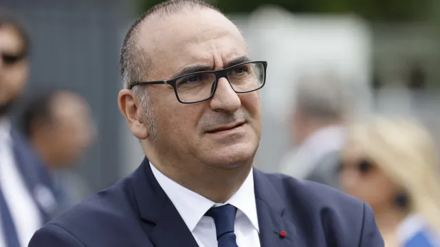 
                    Governo francês condena 