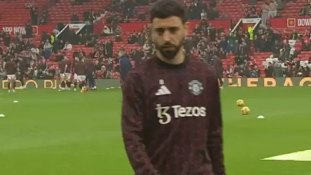 Bruno Fernandes homenageado em Old Trafford... à espera de Ruben Amorim