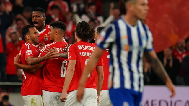 Cinco minutos 'à Benfica'. FC Porto perde Clássico e Sporting 'foge'