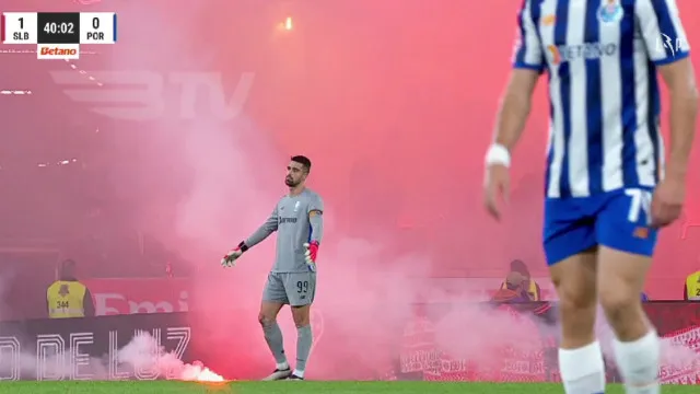 Vem aí multa. Adeptos do Benfica interromperam Clássico... com pirotecnia