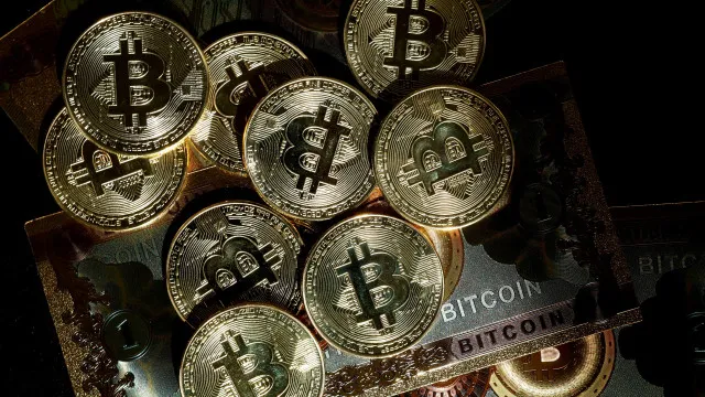 
                    Bitcoin cai quase 6% e volta a ficar abaixo dos 60.000 dólares
                