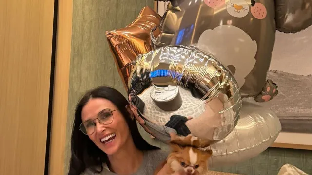 Demi Moore mostra festa de aniversário do patudo e agradece carinho