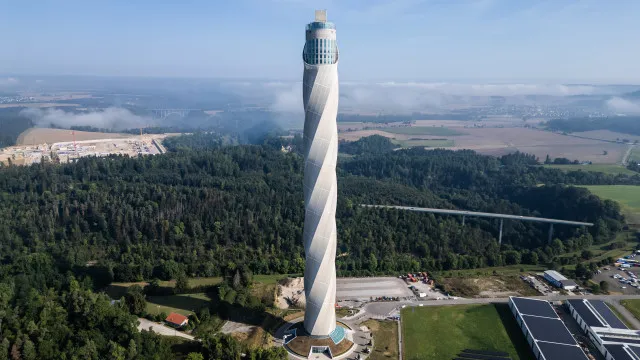 Arranha-céus construído em floresta tem utilização curiosa. Descubra