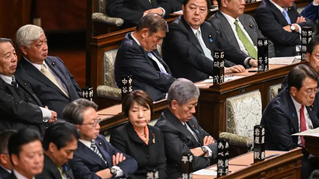 Primeiro-ministro japonês adormece durante reeleição (e não foi o único)