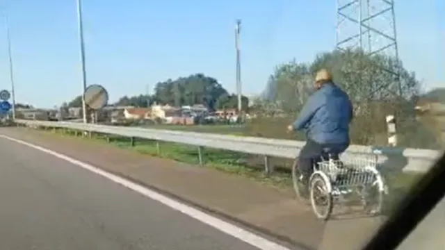 "Pelos caminhos de Portugal". Homem filmado a circular na A28 de triciclo