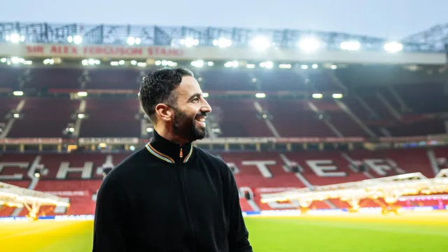 Sorriso de orelha a orelha. Amorim visita Old Trafford pela primeira vez