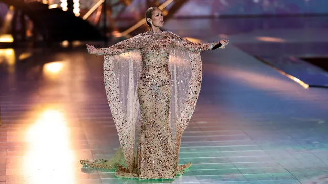 Cheia de brilho, Céline Dion canta em desfile de moda de Elie Saab