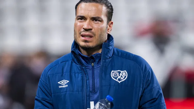 Raul de Tomas alvo de chacota. Eleito jogador do mês... sem jogar