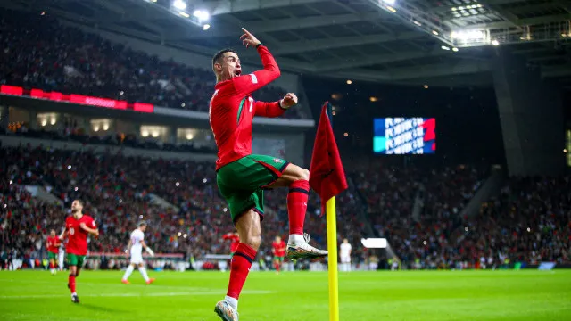 Do susto à goleada. Cristiano Ronaldo bisa e Portugal carimba 'quartos'