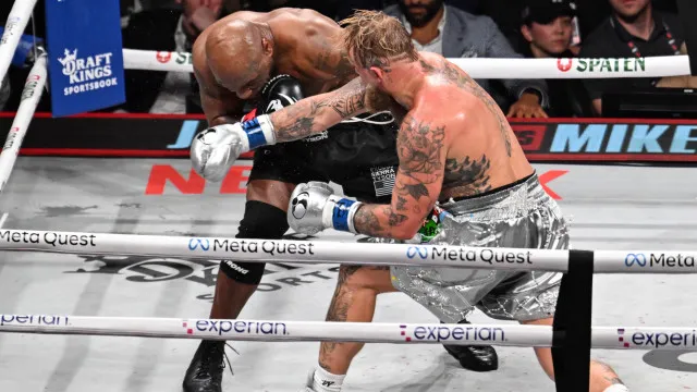 As imagens do combate Jake Paul-Mike Tyson, que não agradou a todos