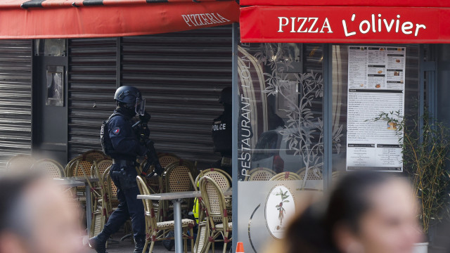 Funcionários reféns em pizzaria em Paris foram libertados. Homem detido