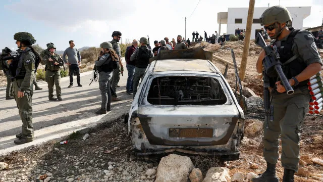 Colonos israelitas atacam casas e queimam veículos na Cisjordânia