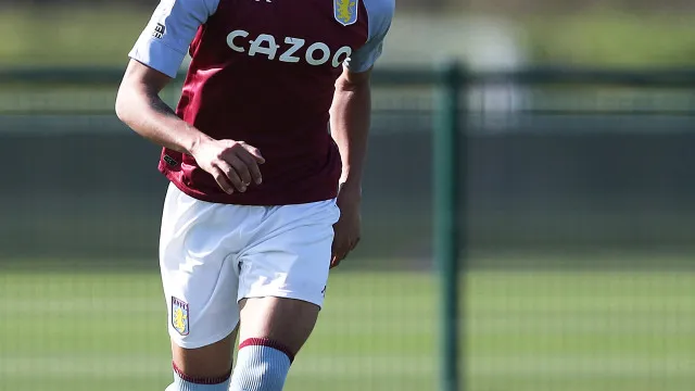 Jovem formado no Aston Villa surpreende e deixa o futebol... aos 22 anos