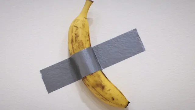 Banana da obra "Comedian" de Maurizio Cattelan roubada de museu em França
