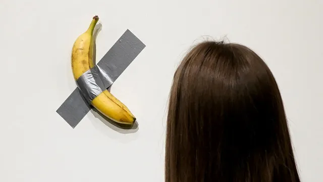 Obra de arte de Cattelan com banana colada vai a leilão por um milhão