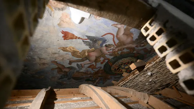 Eletricista encontra frescos do séc. XVII por baixo de teto falso em Roma