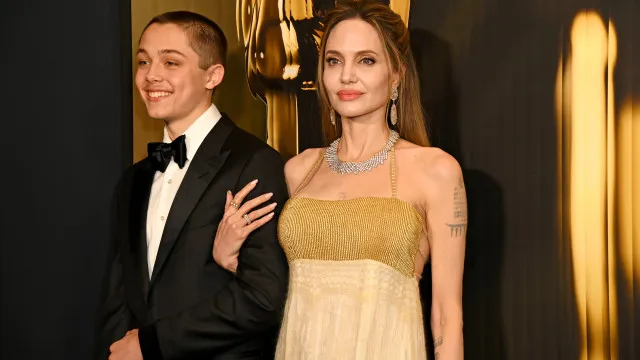 Filho de Angelina Jolie e Brad Pitt faz raríssima aparição em evento