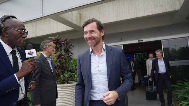 Villas-Boas já está em Angola: &quot;Venho trazer-lhes um pouco de carinho&quot;