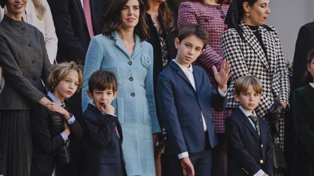 Charlotte do Mónaco 'transforma' casaco em vestido de minissaia