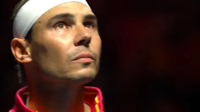 Nadal ouve o hino na última prova da carreira e mal contém as lágrimas