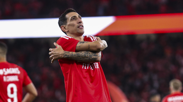 15 minutos 'à Di María'. Benfica canta 'Counting Stars' e avança na Taça