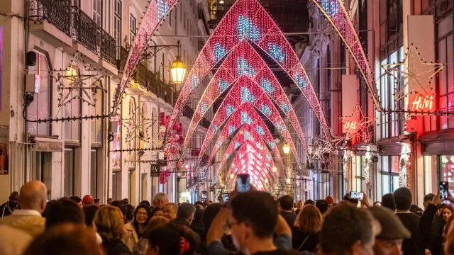 Fez-se luz em Lisboa. Iluminações de Natal já 'brilham' (e há vídeo)