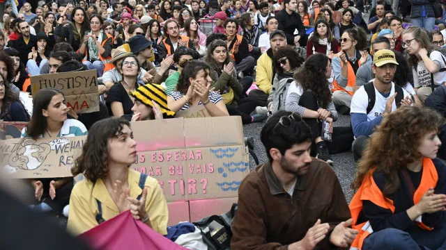 As imagens do protesto da Climáximo que fez parar a Almirante Reis 