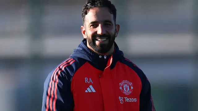 Sorriso de Ruben Amorim 'contagia' treino do Manchester United