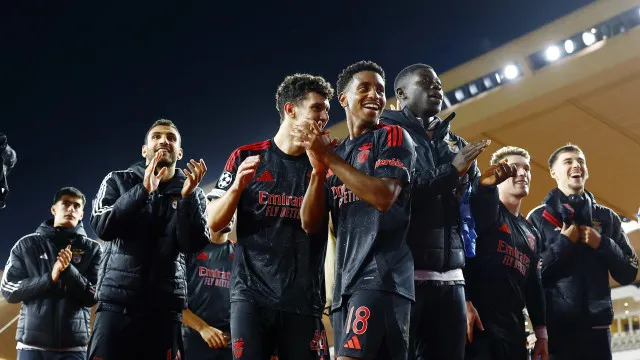 Roda, sorrisos e comunhão com adeptos. A festa do Benfica no Mónaco