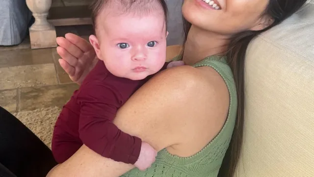 Olivia Munn vive primeiro Dia de Ação de Graças como família de quatro