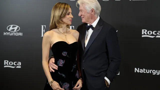 Richard Gere protagoniza carinhoso momento com a mulher em evento