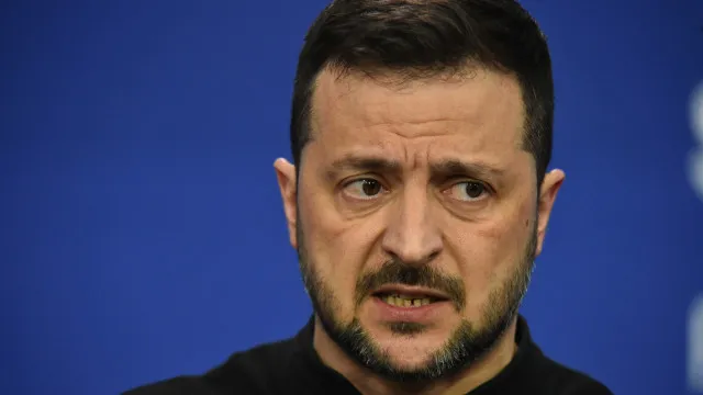 
                    Decreto de Zelensky autoriza desfile em Moscovo sem ataques de Kyiv
                