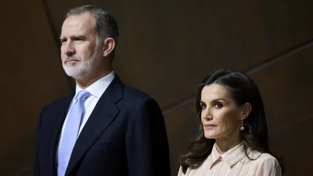 Rainha, mas com visual de… princesa. Letizia de Espanha deslumbra