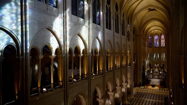 Catedral de Notre-Dame restaurada cinco anos após incêndio. As imagens