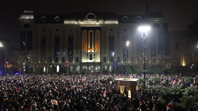 Milhares de manifestantes pró-UE protestam pelo terceiro dia na Geórgia