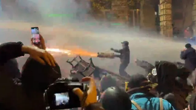 Manifestantes na Geórgia lançam fogo de artifício em protesto. O momento