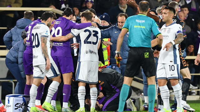 Jogador da Fiorentina colapsa em campo e suspende jogo com Inter