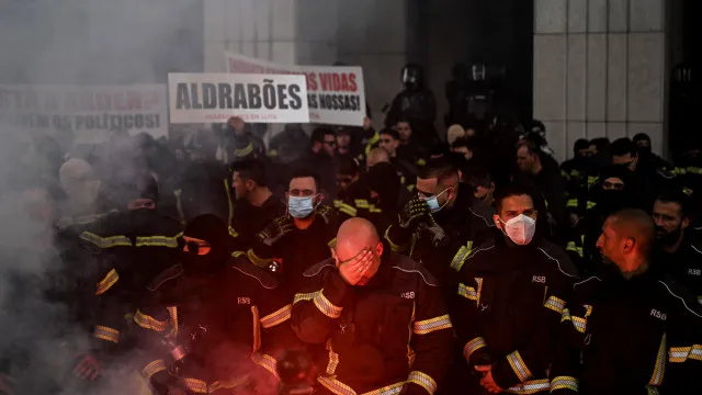 Após dia de 'acesos' protestos, Sapadores reúnem hoje de emergência