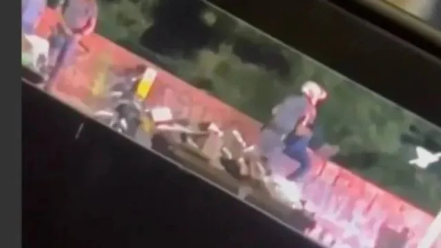 Polícia apanhado a empurrar homem de ponte em São Paulo. Veja o vídeo