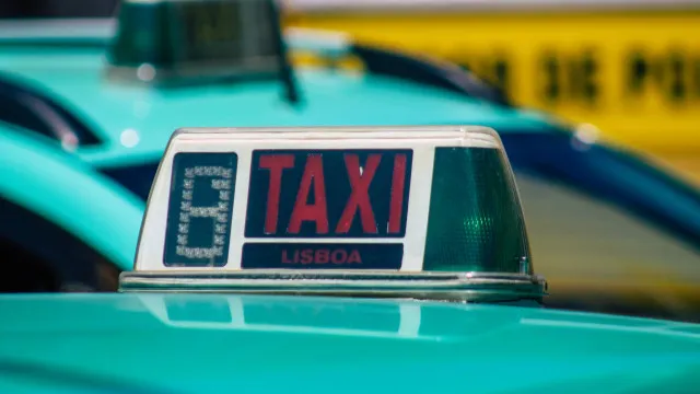 Taxista detido por conduzir sem carta em Lisboa. Foi a 21.Âª vez este ano